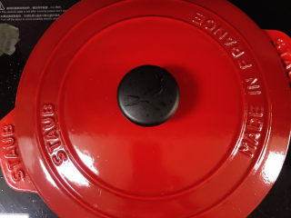 14、排骨焖冬瓜,盖上锅盖继续焖15分钟