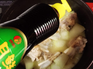 15、排骨焖冬瓜,放酱油