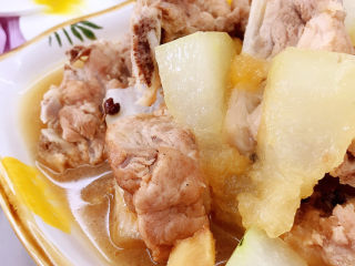 18、排骨焖冬瓜,装入盘中