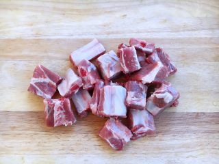 1、#菌类料理# 虫草花山药排骨汤,主要食材排骨。