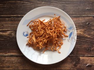 2、#菌类料理# 虫草花山药排骨汤,虫草花并非花，实质上是虫草子实体，而不是冬虫夏草子实体，属于一种真菌类。在使用前最好不要清洗虫草花，因为清洗时会使附在虫草花子实体上具有食疗效果的真菌孢子粉流失，影响功效。但如果买散装虫草，经过很多人的接触，看上去不太干净，可先在使用前清洗下，但不要泡太久。