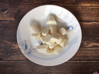 3、#菌类料理# 虫草花山药排骨汤,淮山药去皮，切成块。