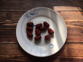 4、#菌类料理# 虫草花山药排骨汤,红枣清洗干净备用。