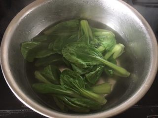 5、#菌类料理# 虫草花山药排骨汤,小油菜在开水里汆烫一下，捞出来，过一下凉水，沥干水分备用。