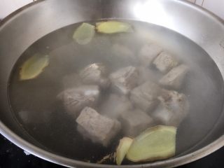 6、#菌类料理# 虫草花山药排骨汤,小排骨提前浸泡半个小时，清洗干净，然后用凉水汆烫2分钟左右，捞出来，用温水清洗一下，将汆烫过的小排骨和姜片放在干净的锅里，注入大量的开水，大火煮开。