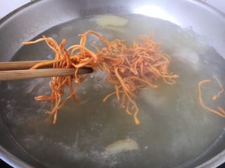 7、#菌类料理# 虫草花山药排骨汤,放入虫草花，小火炖20分钟。