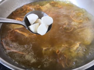 8、#菌类料理# 虫草花山药排骨汤,20分钟后，放入淮山药。