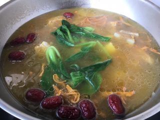 11、#菌类料理# 虫草花山药排骨汤,放入小油菜即可。