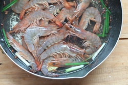 3、鲜虾鸡蛋色拉酿番茄,倒入虾