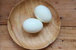 5、鲜虾鸡蛋色拉酿番茄,鸡蛋煮熟剥皮