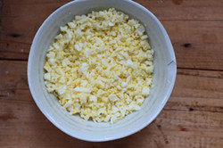 6、鲜虾鸡蛋色拉酿番茄,将剥皮的鸡蛋切碎放入碗里