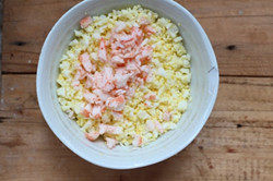 7、鲜虾鸡蛋色拉酿番茄,加入切碎的虾仁