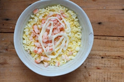 8、鲜虾鸡蛋色拉酿番茄,挤上色拉酱，黑胡椒粉，可放少量盐和柠檬汁