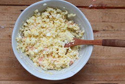 9、鲜虾鸡蛋色拉酿番茄,搅拌均匀即成鸡蛋鲜虾色拉