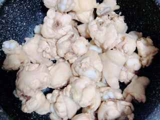 4、板栗烧鸡翅,将鸡翅根放入砂锅中。