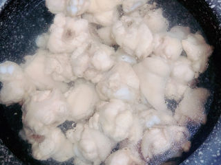 5、板栗烧鸡翅,加入1000ml水,盖上盖子,开大火儿将水烧开。