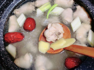 8、板栗烧鸡翅,加入葱姜、红枣,大火烧开锅。