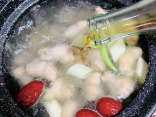 9、板栗烧鸡翅,放入料酒、蚝油、生抽、盐。