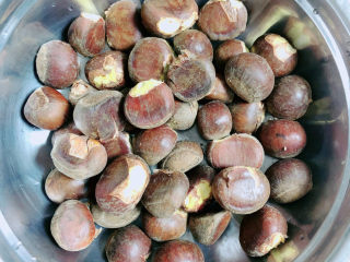 11、板栗烧鸡翅,炖鸡汤的时候,处理板栗。将生板栗头部剪个口子。