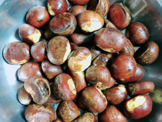 12、板栗烧鸡翅,板栗洗干净,锅中烧开水。