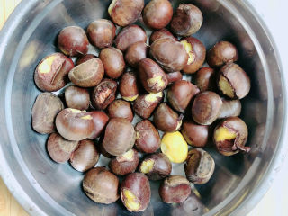 14、板栗烧鸡翅,煮好的板栗自然放凉待用。