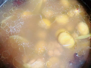 17、板栗烧鸡翅,加入板栗,小火儿继续炖煮40分钟。