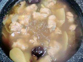 18、板栗烧鸡翅,一锅香浓的板栗鸡翅就做好了。喜欢喝汤的多留一些汁,不喜欢的多收汁即可出锅了。