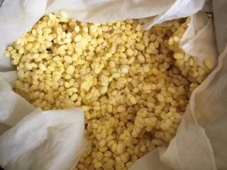 1、【自制绿豆糕】入口即化的夏日小点,买来的去皮绿豆,用水浸泡12个小时以上,期间因为温度高要多次换水,放到高压锅上蒸熟