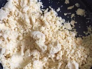 2、【自制绿豆糕】入口即化的夏日小点,将绿豆捣成泥状。