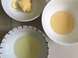 3、【自制绿豆糕】入口即化的夏日小点,准备好黄油、玉米油和麦芽糖,如果没有麦芽糖可以用蜂蜜代替,这里我用了蜂蜜代替也挺好的!