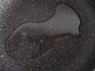 4、【自制绿豆糕】入口即化的夏日小点,玉米油入锅,用小火。