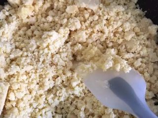 6、【自制绿豆糕】入口即化的夏日小点,放入绿豆泥,小火翻炒。