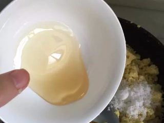 8、【自制绿豆糕】入口即化的夏日小点,放麦芽糖(蜂蜜)继续翻炒