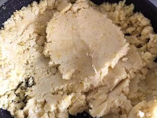 9、【自制绿豆糕】入口即化的夏日小点,糖和豆泥完全融合后盛出备用。