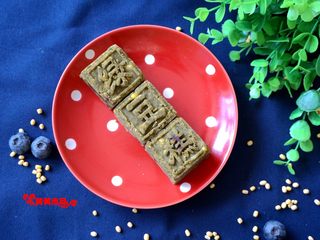 14、【自制绿豆糕】入口即化的夏日小点, 留下部分绿豆泥加上抹茶粉,也按照上述方法制作,味道有一点茶叶的清苦味,老人吃了很不错哒!