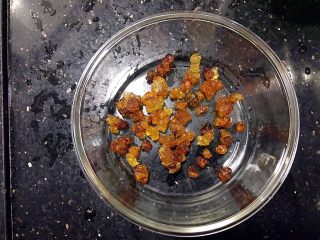 2、双雪桃胶鹌鹑蛋糖水,桃胶另外称出需要的分量洗干净，加多点水泡12小时以上