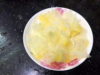 7、双雪桃胶鹌鹑蛋糖水,雪耳掰成小块