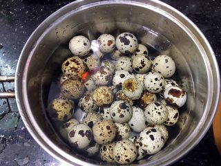 11、双雪桃胶鹌鹑蛋糖水,鹌鹑蛋洗干净，加水煮熟