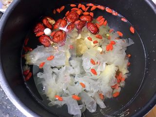 9、双雪桃胶鹌鹑蛋糖水,加水，按煲汤键