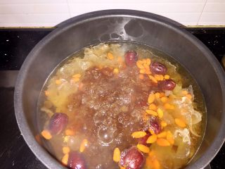 14、双雪桃胶鹌鹑蛋糖水,加入桃胶煮上30分钟