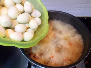 15、双雪桃胶鹌鹑蛋糖水,中途加入去壳的鹌鹑蛋