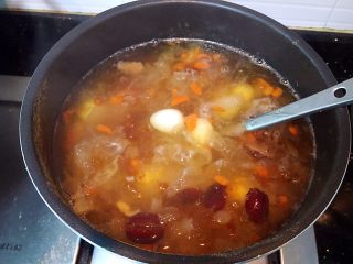 16、双雪桃胶鹌鹑蛋糖水,煮至粘稠，关火！