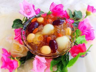 17、双雪桃胶鹌鹑蛋糖水,湿润又好吃的“双耳桃胶鹌鹑蛋糖水”就做好咯！快快享用吧！