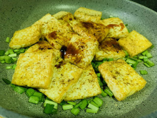 18、韭菜炒豆腐,全部调料翻炒均匀；