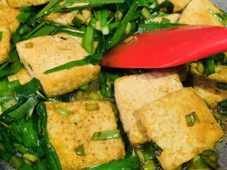 20、韭菜炒豆腐,大火翻炒韭菜断生，出锅；