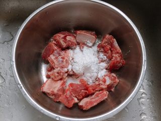 1、冬日温补-萝卜炖排骨,排骨放入适量淀粉