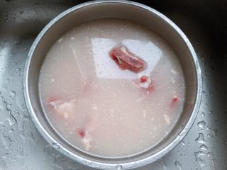 2、冬日温补-萝卜炖排骨,加水浸泡5分钟后洗净