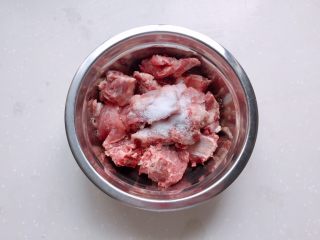 4、冬日温补-萝卜炖排骨,加入20g盐,不要怕盐多,焯过水就不会咸