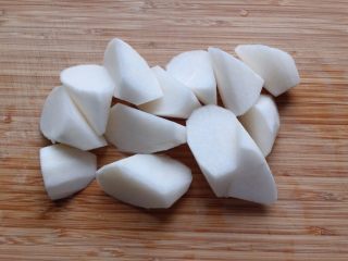 6、冬日温补-萝卜炖排骨,白萝卜去皮切滚刀块