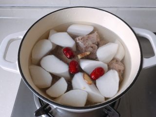 11、冬日温补-萝卜炖排骨,加入足量水煮开